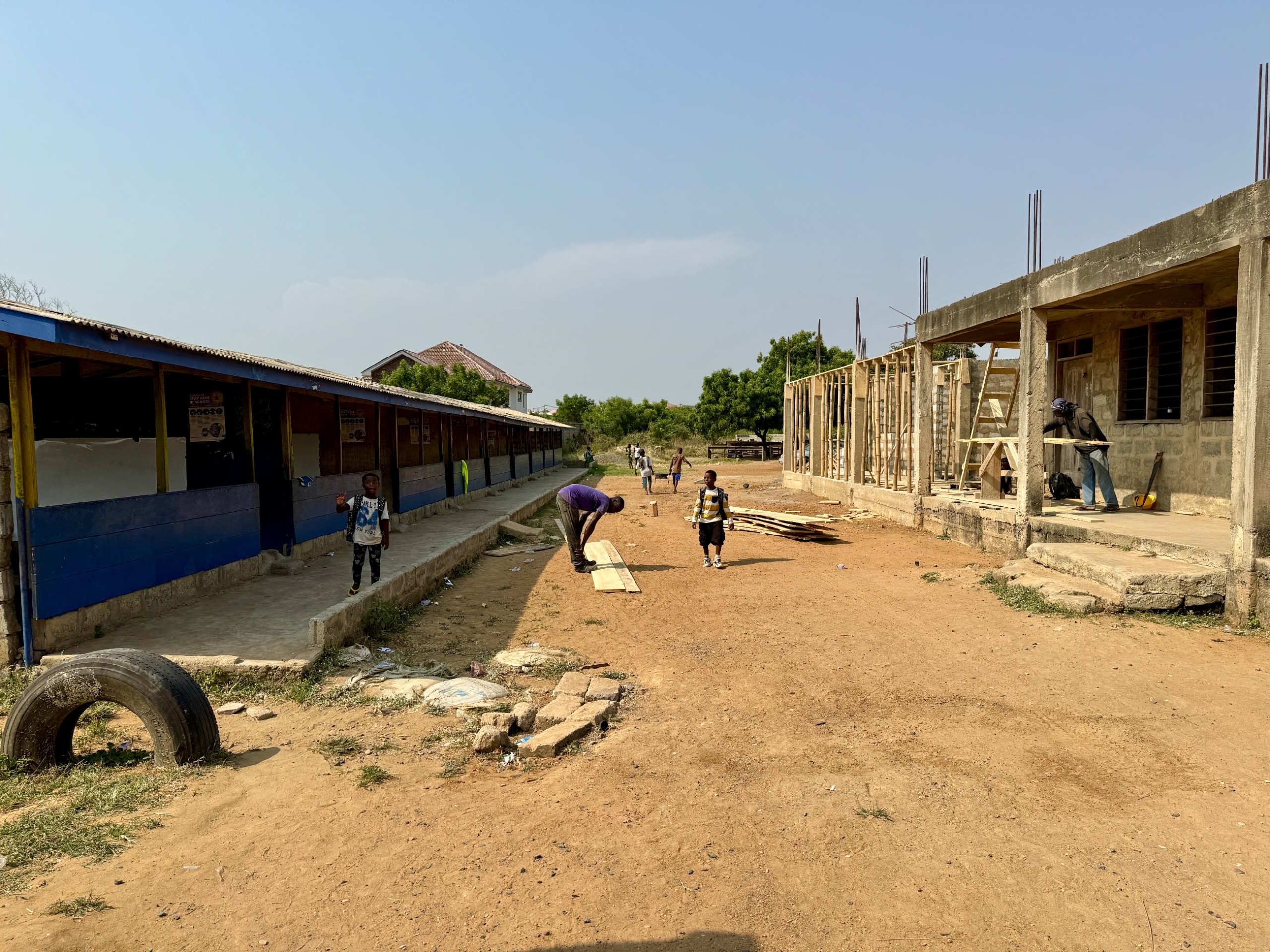 Oude en nieuwe klaslokalen bij basisschool in Prampram